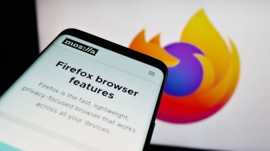 Stuttgart, Almanya - 09-22-2023: Açık kaynaklı web tarayıcısı Mozilla Firefox 'un web sayfası logonun önünde. Telefon ekranının sol üst kısmına odaklan.