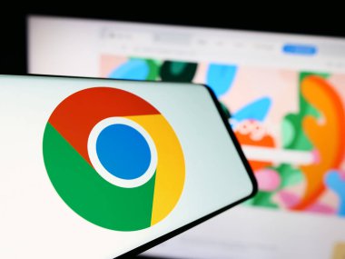 Stuttgart, Almanya - 09-22-2023: İnternet tarayıcısı Google Chrome logosuna sahip akıllı telefon şirket web sitesinin önünde ekranda. Telefon ekranının merkez soluna odaklan.