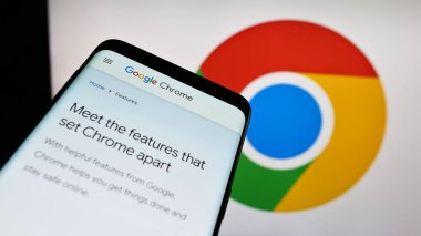 Stuttgart, Almanya - 09-22-2023: İnternet tarayıcısı Google Chrome 'un web sitesi olan cep telefonu iş logosu önünde ekranda. Telefon ekranının sol üst kısmına odaklan.