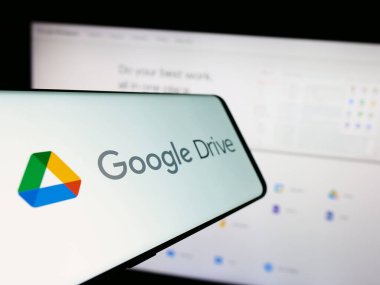 Stuttgart, Almanya - 09-22-2023: Şirket web sitesinin önünde ekranda dosya depolama platformunun logosuna sahip cep telefonu. Telefon ekranının merkez soluna odaklan.