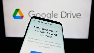 Stuttgart, Almanya - 09-22-2023: Dosya depolama platformu web sitesi ile akıllı telefon iş logosu önünde ekranda Google Drive. Telefon ekranının sol üst kısmına odaklan.