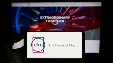 Stuttgart, Almanya - 09-22-2023: Uçak motoru şirketi CFM International 'ın logosunun bulunduğu akıllı telefon web sitesinin önünde ekranda. Telefon ekranına odaklan.