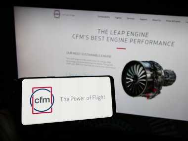 Stuttgart, Almanya - 09-22-2023: Uçak motoru şirketi CFM International 'ın logosunun bulunduğu cep telefonu web sayfası önünde ekranda. Telefon ekranına odaklan.