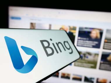Stuttgart, Almanya - 09-22-2023: İnternet arama motoru logosu olan cep telefonu Microsoft Bing iş dünyasının web sitesinin önünde ekranda. Telefon ekranının merkez soluna odaklan.