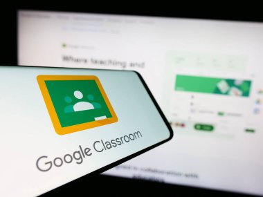 Stuttgart, Almanya - 09-23-2023: Harmanlanmış öğrenme platformunun logosuna sahip akıllı telefon iş dünyasının web sitesinin önünde ekranda. Telefon ekranının merkezine odaklan.