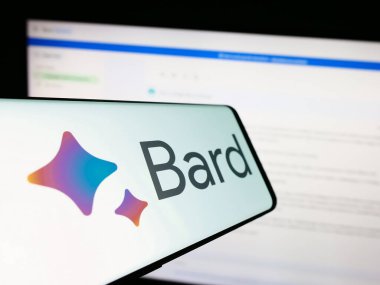 Stuttgart, Almanya - 09-23-2023: Üretken AI Chatbot Google Bard logosuna sahip akıllı telefon iş dünyasının web sitesinin önünde ekranda. Telefon ekranının merkez soluna odaklan.