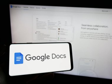 Stuttgart, Almanya - 09-23-2023: Google Docs adlı online kelime işleme ürününün logosu olan cep telefonu şirket web sayfası önünde ekranda. Telefon ekranına odaklan.
