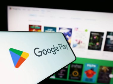 Stuttgart, Almanya - 09-23-2023: Uygulama dağıtım platformunun logosuna sahip akıllı telefon şirketin web sitesinin önünde ekranda. Telefon ekranının merkez soluna odaklan.