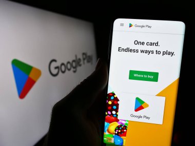 Stuttgart, Almanya - 09-23-2023: Uygulama dağıtım platformu Google Play 'in web sitesi olan cep telefonu logonun önünde ekranda. Telefon ekranının merkezine odaklan.