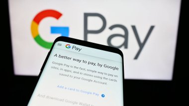 Stuttgart, Almanya - 09-23-2023: Cep telefonu, iş logosu önünde mobil ödeme servisi Google Pay web sitesi ile ekranda. Telefon ekranının sol üst kısmına odaklan.