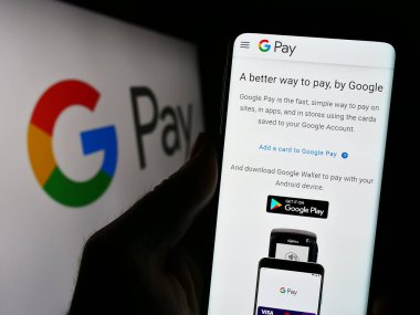 Stuttgart, Almanya - 09-23-2023: Mobil ödeme servisi Google Pay 'in web sayfası olan akıllı telefon sahibi kişi logonun önünde ekranda. Telefon ekranının merkezine odaklan.
