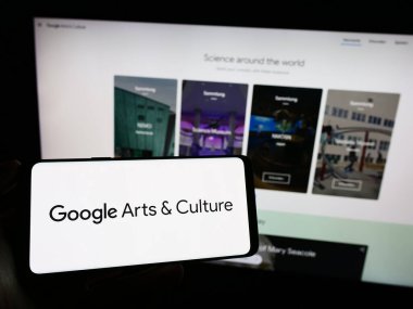 Stuttgart, Almanya - 09-23-2023: İnternet platformu Google Sanat ve Kültür logosuna sahip cep telefonu sahibi kişi iş sayfasının önünde ekranda. Telefon ekranına odaklan.