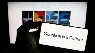 Stuttgart, Almanya - 09-23-2023: İnternet platformu Google Sanat ve Kültür logosuna sahip cep telefonu şirketinin web sayfası önünde ekranda. Telefon ekranına odaklan.