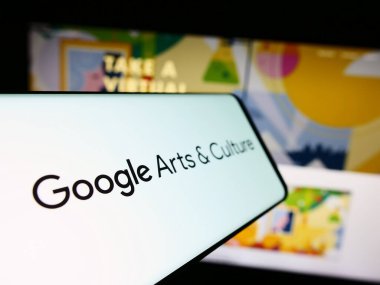 Stuttgart, Almanya - 09-23-2023: İnternet platformunun logosuna sahip akıllı telefon şirketin web sitesi önünde ekranda. Telefon ekranının merkez soluna odaklan.