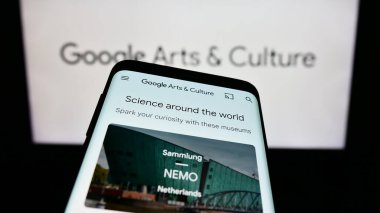 Stuttgart, Almanya - 09-23-2023: İnternet platformu Google Sanat ve Kültür web sitesi olan cep telefonu iş logosu önünde ekranda. Telefon ekranının sol üst kısmına odaklan.