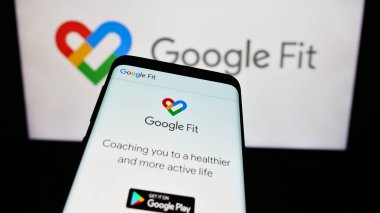 Stuttgart, Almanya - 09-23-2023: İş logosu önünde sağlık izleme yazılımı Google Fit web sitesi bulunan akıllı telefon. Telefon ekranının sol üst kısmına odaklan.