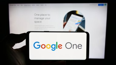 Stuttgart, Almanya - 09-23-2023: Yazılım abonelik servisi Google 1 'in logosu olan cep telefonu iş sayfasının önünde ekranda. Telefon ekranına odaklan.