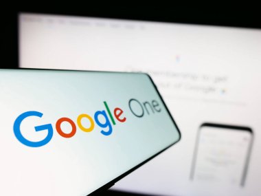 Stuttgart, Almanya - 09-23-2023: Yazılım abonelik servisi Google One 'ın logosu olan akıllı telefon şirket web sitesinin önünde ekranda. Telefon ekranının merkez soluna odaklan.