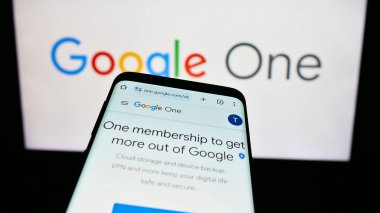 Stuttgart, Almanya - 09-23-2023: İş logosu önünde ekranda yazılım aboneliği servisi Google One 'ın web sitesi bulunan cep telefonu. Telefon ekranının sol üst kısmına odaklan.