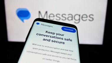 Stuttgart, Almanya - 09-23-2023: İş logosu önündeki ekranda Google Mesajları uygulamasının web sayfası bulunan cep telefonu. Telefon ekranının sol üst kısmına odaklan.