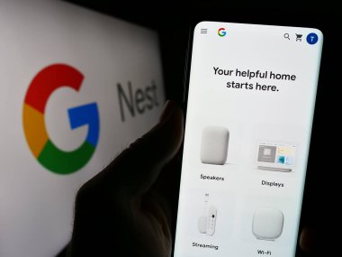 Stuttgart, Almanya - 09-23-2023: Akıllı ev platformu Google Nest 'in web sitesi olan cep telefonu logonun önünde ekranda. Telefon ekranının merkezine odaklan.