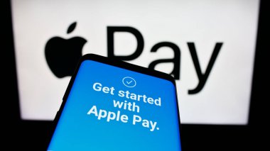 Stuttgart, Almanya - 09-23-2023: Mobil ödeme servisi Apple Pay 'in web sayfası olan cep telefonu iş logosu önünde ekranda. Telefon ekranının sol üst kısmına odaklan.