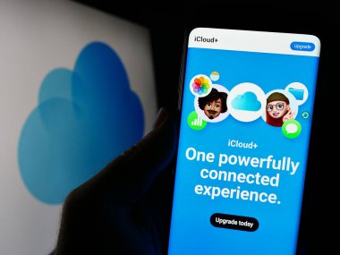 Stuttgart, Almanya - 09-23-2023: Cep telefonunda Apple iCloud 'un web sayfası bulunan kişi logonun önünde ekranda. Telefon ekranının merkezine odaklan.
