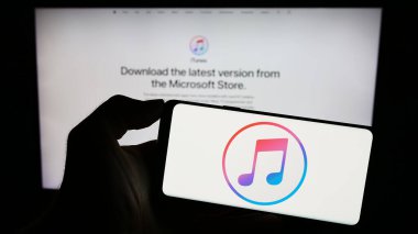 Stuttgart, Almanya - 09-23-2023: Medya yazılım programı Apple iTunes 'un logosu olan cep telefonu iş sayfası önünde ekranda. Telefon ekranına odaklan.