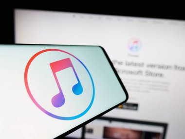 Stuttgart, Almanya - 09-23-2023: Medya yazılım programı Apple iTunes 'un logosunun yer aldığı cep telefonu şirketin web sitesinin önünde ekranda. Telefon ekranının merkez soluna odaklan.