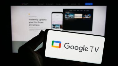 Stuttgart, Almanya - 09-23-2023: İnternet sitesinin önündeki ekranda Google TV hizmeti üzerinde video logosu olan kişi. Telefon ekranına odaklan.