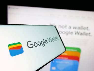 Stuttgart, Almanya - 09-23-2023: Dijital cüzdan uygulaması logosu olan cep telefonu şirketin web sitesinin önünde ekranda. Telefon ekranının merkez soluna odaklan.