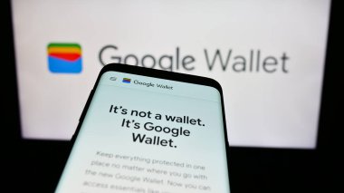 Stuttgart, Almanya - 09-23-2023: Dijital cüzdan uygulaması web sitesi olan akıllı telefon şirket logosu önünde ekranda. Telefon ekranının sol üst kısmına odaklan.