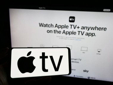 Stuttgart, Almanya - 09-23-2023: Apple TV 'nin logosu olan cep telefonu sahibi şirket web sayfası önünde ekranda. Telefon ekranına odaklan.