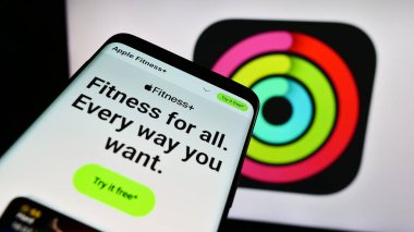 Stuttgart, Almanya - 09-23-2023: İş logosu önünde Apple Fitness uygulamasını izleme web sitesi ile akıllı telefon. Telefon ekranının sol üst kısmına odaklan.
