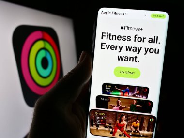 Stuttgart, Almanya - 09-23-2023: Elma Fitness uygulamasının uygulama web sayfası olan cep telefonu logonun önünde ekranda. Telefon ekranının merkezine odaklan.