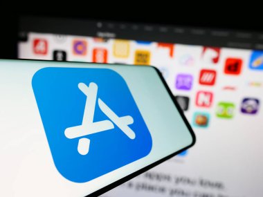 Stuttgart, Almanya - 09-23-2023: Ticari web sitesi önünde ekranda Apple App Store pazar platformunun logosuna sahip akıllı telefon. Telefon ekranının merkez soluna odaklan.