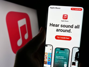 Stuttgart, Almanya - 09-23-2023: Logo önündeki ekranda Apple Music adlı hizmet platformunun web sayfası bulunan kişi. Telefon ekranının merkezine odaklan.
