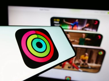 Stuttgart, Almanya - 09-23-2023: Apple Fitness uygulamasının uygulama logosunun yer aldığı cep telefonu şirketin web sitesinin önünde ekranda. Telefon ekranının merkez soluna odaklan.