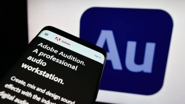 Stuttgart, Almanya - 09-23-2023: İş logosu önünde dijital ses istasyonu Adobe Audition web sitesi bulunan akıllı telefon. Telefon ekranının sol üst kısmına odaklan.