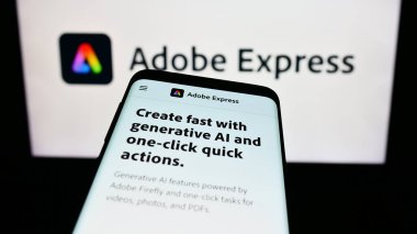 Stuttgart, Almanya - 09-23-2023: Grafik tasarım yazılımı Adobe Express web sitesi ile cep telefonu iş logosu önünde ekranda. Telefon ekranının sol üst kısmına odaklan.