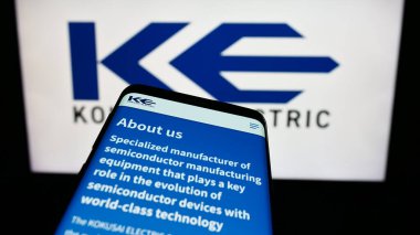 Stuttgart, Almanya - 09-24-2023: Japon şirketi Kokusai Electric Corporation 'ın internet siteli akıllı telefon, iş logosu önünde ekranda. Telefon ekranının sol üst kısmına odaklan.