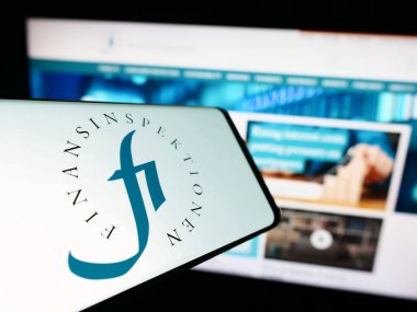 Stuttgart, Almanya - 09-24-2023: İnternet sitesi önünde ekranda İsveçli finans düzenleyici Finansinspektionen logosu bulunan cep telefonu. Telefon ekranının merkez soluna odaklan.