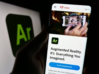 Stuttgart, Almanya - 09-24-2023: Artırılmış realite yazılımı Adobe Aero 'nun web sayfası olan cep telefonu logonun önünde. Telefon ekranının merkezine odaklan.