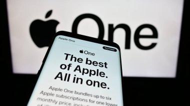 Stuttgart, Almanya - 09-24-2023: İş logosu önündeki ekranda abonelik hizmeti web sitesi Apple One ile cep telefonu. Telefon ekranının sol üst kısmına odaklan.