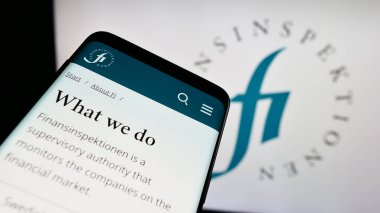 Stuttgart, Almanya - 09-24-2023: İsveç mali düzenleme kuruluşu Finansinspektionen 'in web sitesi bulunan cep telefonu logonun önünde ekranda. Telefon ekranının sol üst kısmına odaklan.