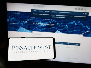 Stuttgart, Almanya - 08-06-2023: ABD 'li Pinnacle West Capital Corporation şirketinin logosunun bulunduğu cep telefonu web sayfası önünde ekranda. Telefon ekranına odaklan.