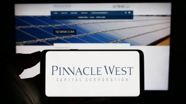 Stuttgart, Almanya - 08-06-2023: Amerikan şirketi Pinnacle West Capital Corporation 'ın logosunun bulunduğu cep telefonu web sayfası önünde ekranda. Telefon ekranına odaklan.