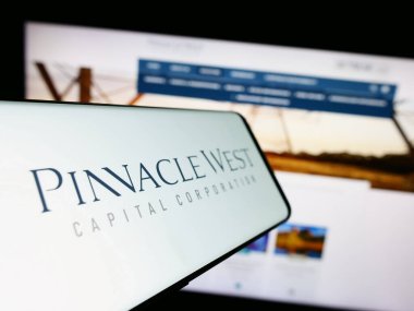 Stuttgart, Almanya - 08-06-2023: ABD 'li Pinnacle West Capital Corporation şirketinin logosuna sahip cep telefonu web sitesinin önünde ekranda. Telefon ekranının merkez soluna odaklan.