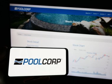 Stuttgart, Almanya - 08-06-2023: Amerikan Pool Corporation (POOLCORP) şirketinin logosunun bulunduğu cep telefonu web sayfası önünde ekranda. Telefon ekranına odaklan.
