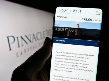 Stuttgart, Almanya - 08-06-2023: ABD 'li Pinnacle West Capital Corporation şirketinin web sayfası ve logosu olan kişi. Telefon ekranının merkezine odaklan.